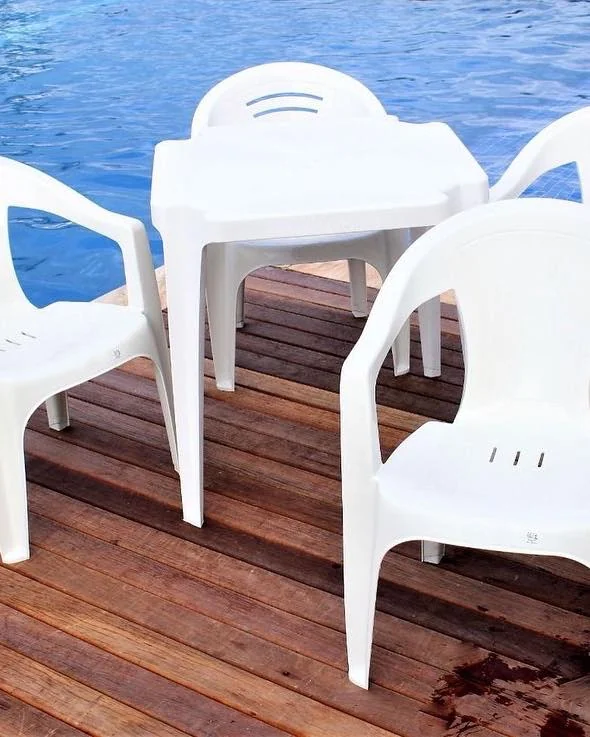 Conjunto Poltrona com cadeiras e mesa
