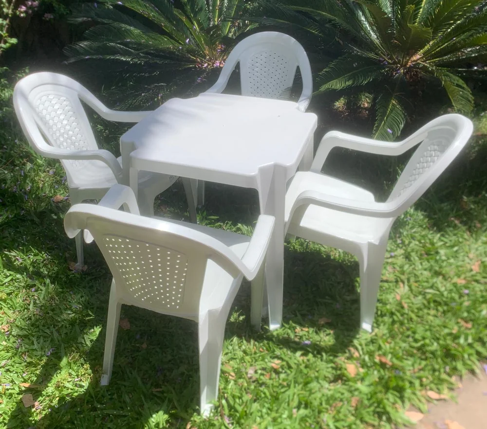 Conjunto Robusta XL com cadeiras e mesa